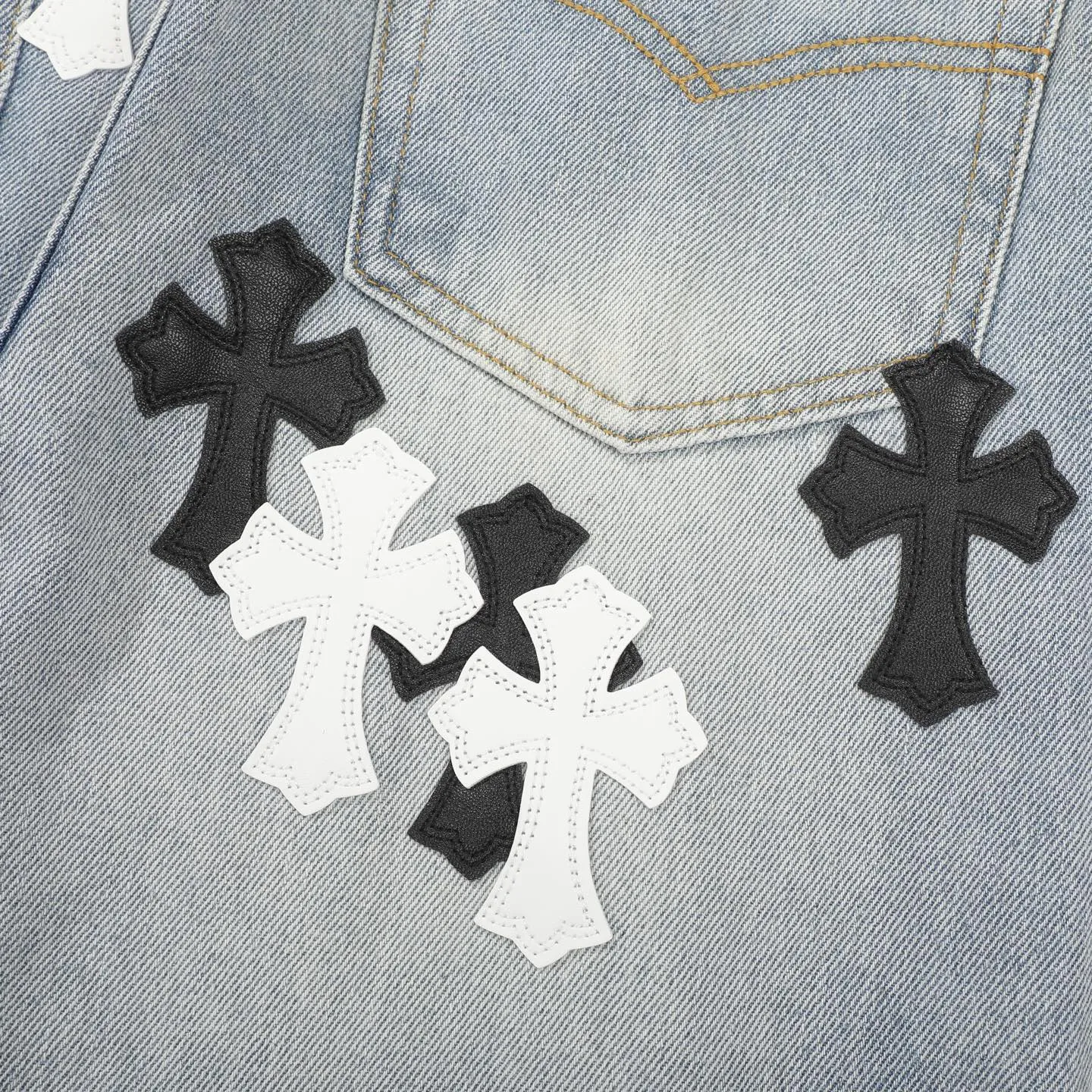 P240 Chromehearts washed blue leather jeans, ceiling-level jeans, a pair is hard to find at the counter‼ ️About Zangyin✅This is an extremely luxurious fashion brand that can also be called the aristocracy of the high street. It has always been an exclusive brand for some hipsters or rich second generations. The color of this model is already very eye-catching by using a unique washed material. It is decorated with pink patch cross flowers, which cleverly highlights the charm of the brand. Secondly, this model adopts a classic high-waist cut design, which highlights the long legs and fashionable temperament of the upper body. The brand is highly recognizable and the slim-fitting configuration is more suitable for daily wear. The personality will be fashionable and the specifications can be seen at a glance. Materials and technology ✅ Needless to say, this point goes without saying. As an excellent craftsman brand, Zangyin's requirements for details and craftsmanship are really perfect. The washed color of this model has gone through a lot of processes, not to mention the embellishment of the denim appliqués. It is also purely handmade and sewn. Just like what they believe in, only handmade things have soul and have the meaning of wearing. A top-notch heavy-duty fashionable denim item, recommended by both hands‼ ️ Size: 28/30/32/34/36 Waist: 69/74/79/84/89 Pants length: 102/103/104/105/106